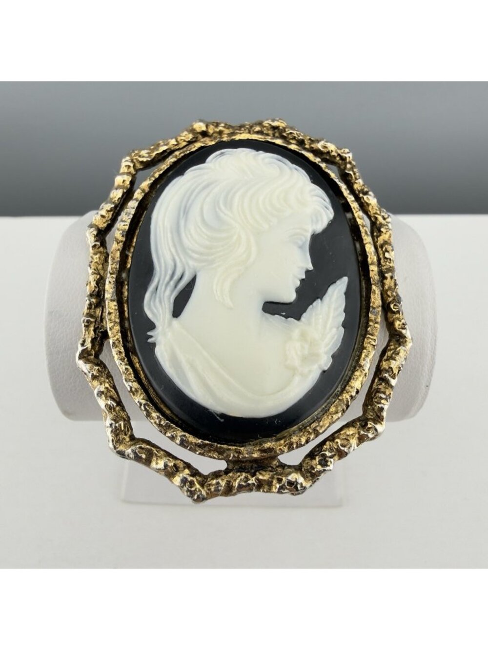 Vintage Cameo Brooch Pendant Black White Resin Gold Tone 2”